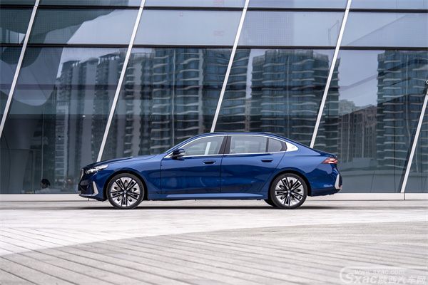 汽车绅士--BMW5系,穿越时光的优雅与进取