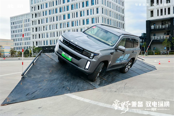 BJ60雷霆西安上市 八百里秦川"野趣十足"